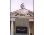 Памятник А. П. Чехову перед Истринским домом культуры